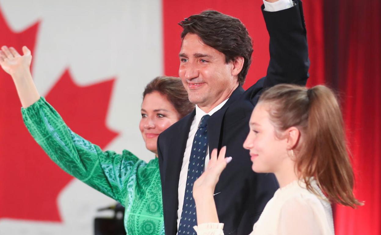 Justin Trudeau, junto a su familia, durante la noche electoral.