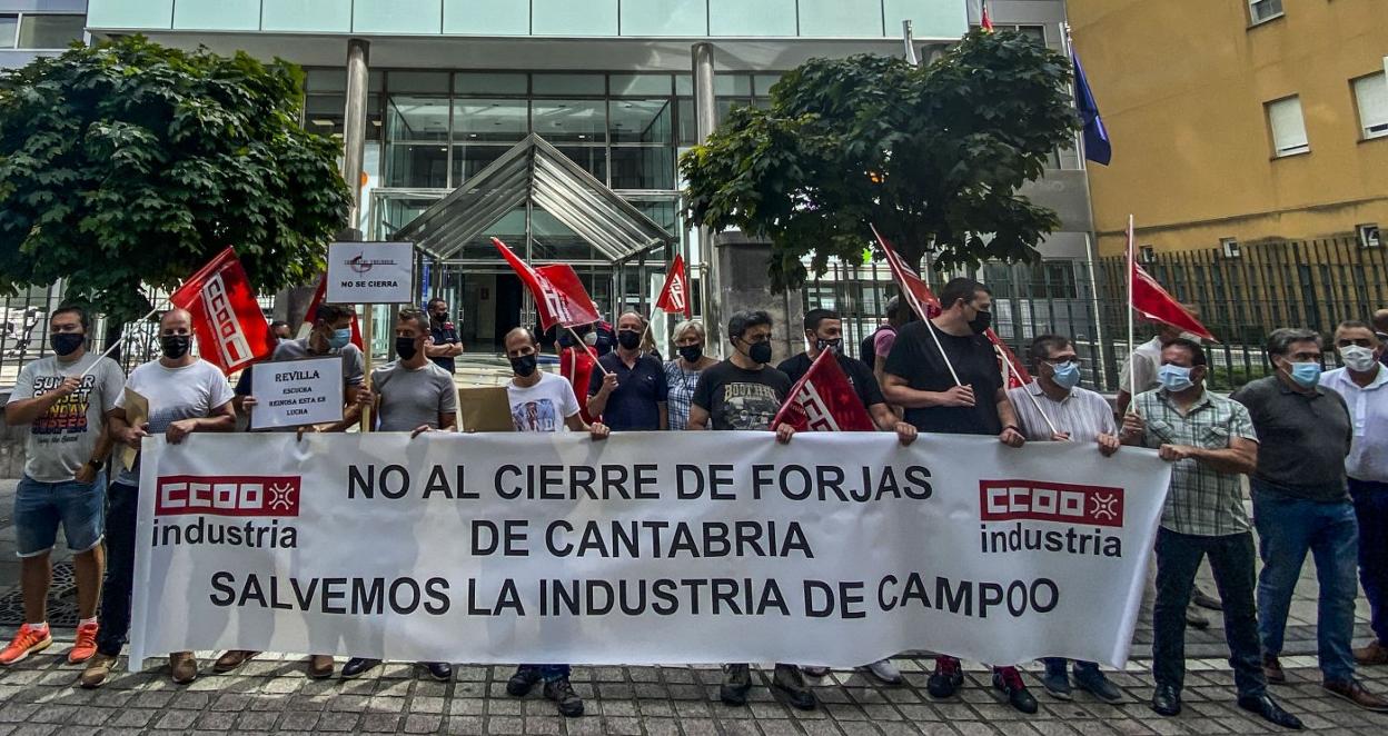 Concentración de los trabajadores de Forjas de Cantabria, el pasado 10 de septiembre frente a la sede del Gobierno.