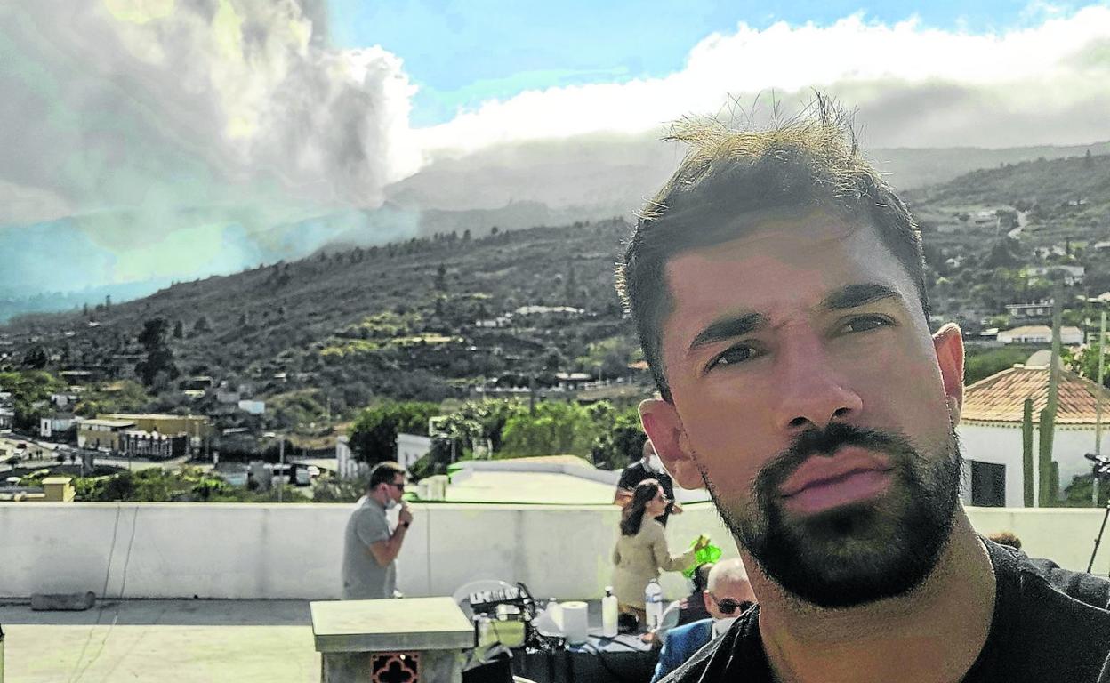 Diego Portilla, con el volcán en erupción al fondo. 