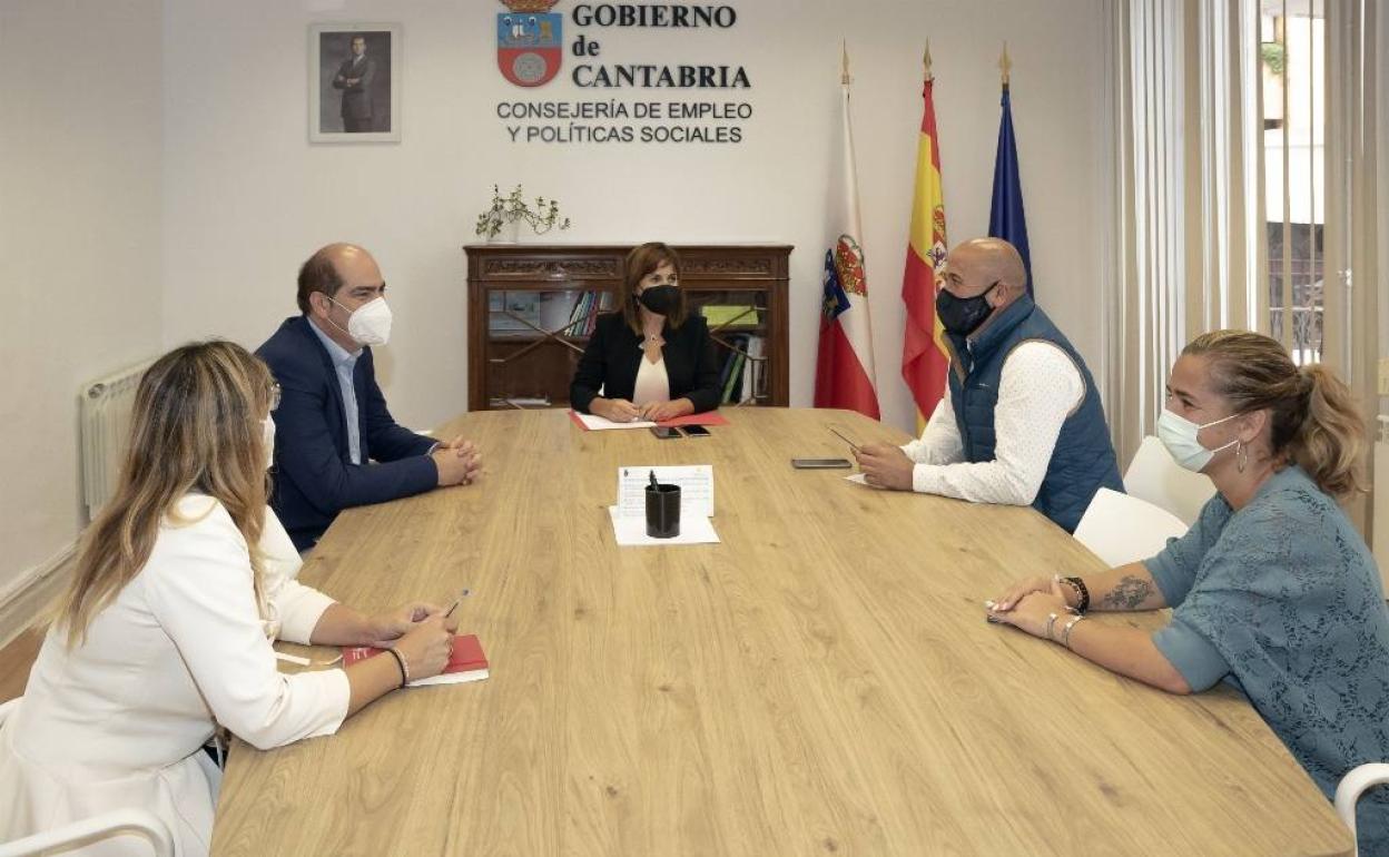 Encuentro entre la consejera y una representación del gobierno cartiego.