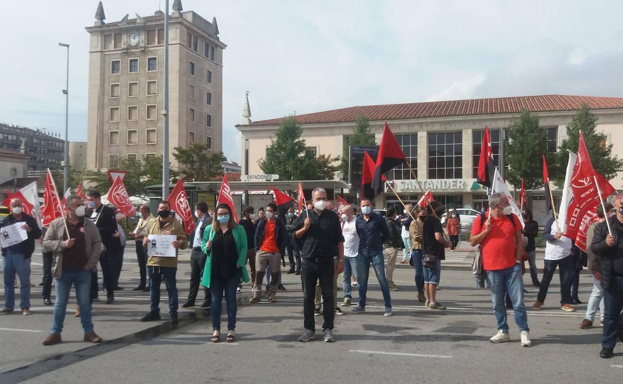 Concentración convocada en la estación de Santander esta mañana.