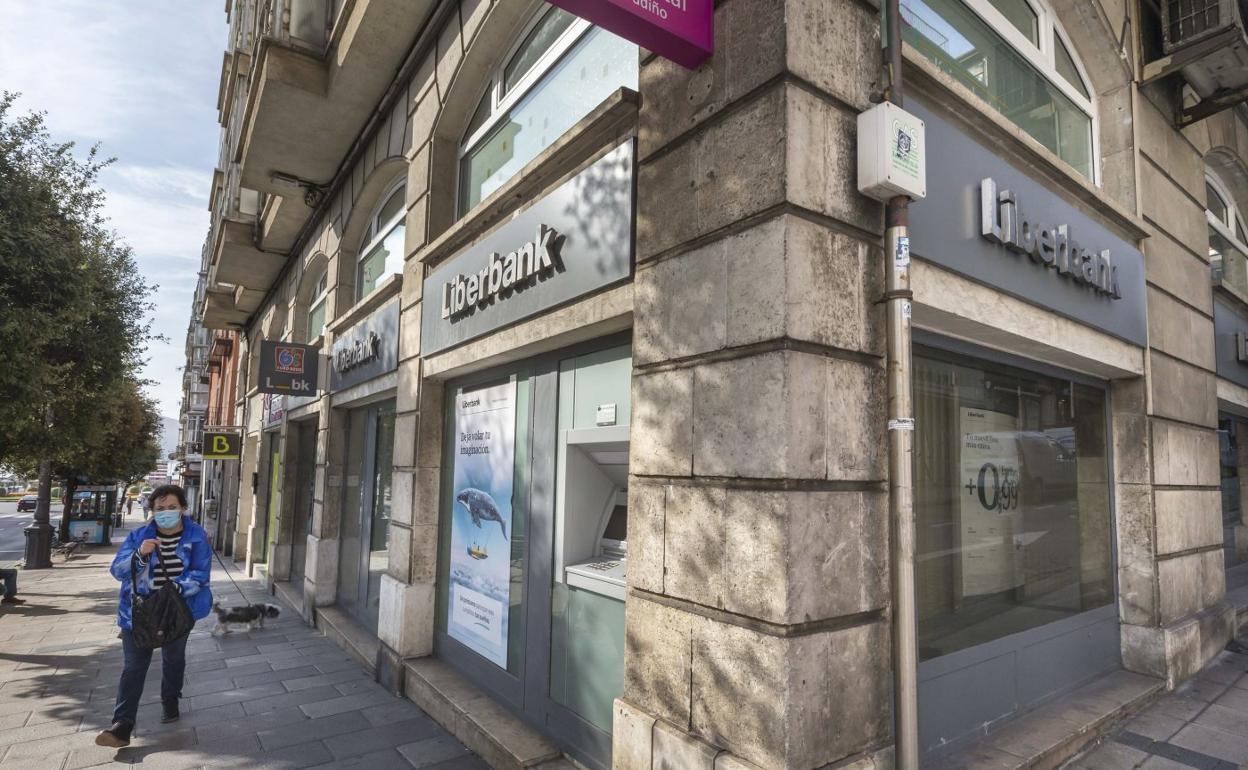 Sucursal de Liberbank en el centro de Santander. ROBERTO RUIZ