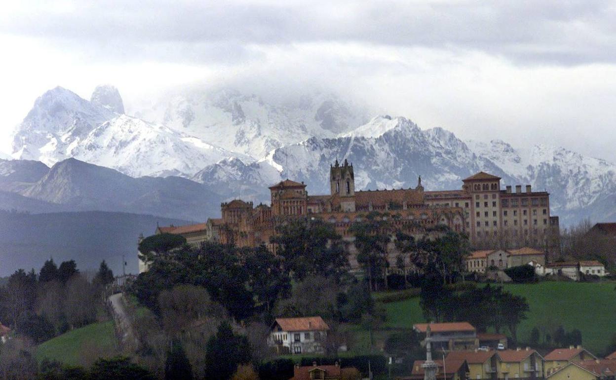 Panorámica de la Universidad Pontificia de Comillas y al fondo los Picos de Europa.