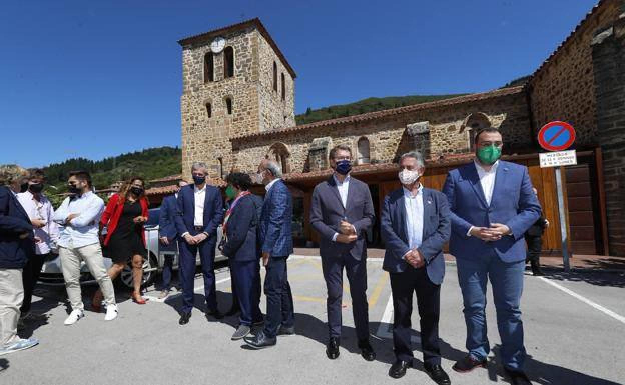 A la derecha, Alberto Núñez Feijoó, Miguel Ángel Revilla y Adrián Barbón en una reunión entre los tres presidentes en Potes el pasado junio.