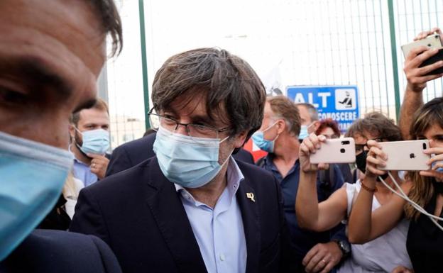 Puigdemont sale de la cárcel italiana de Sassari.