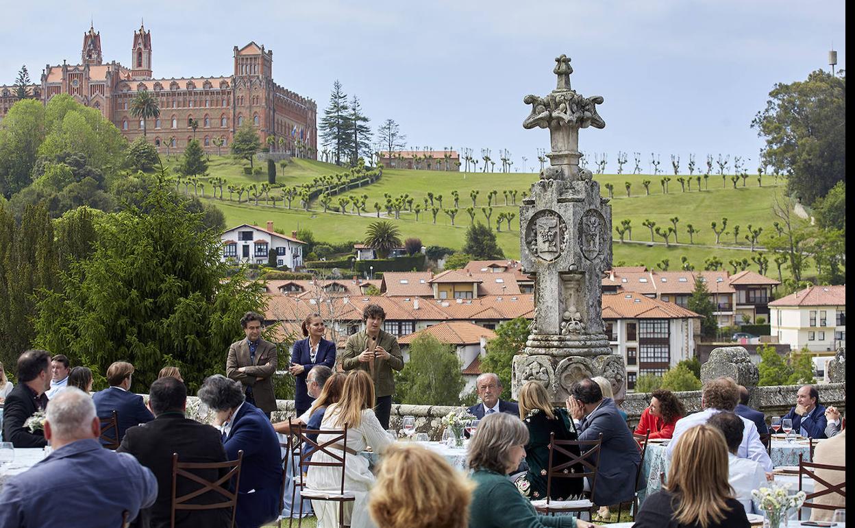 Los comensales, durante la grabación de la prueba de exteriores en Comillas.