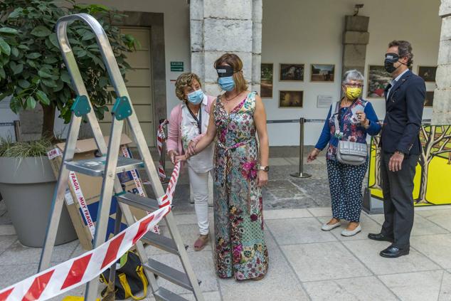 Fotos: Los diputados se enfrenten a las barreras de los invidentes