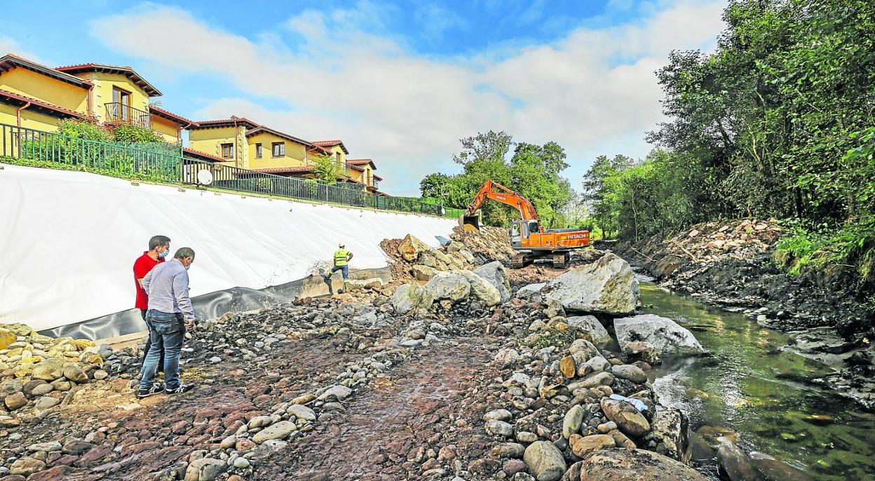 Zona baja de Ontoria donde se están realizando los trabajos de construcción de una escollera para proteger las viviendas. 