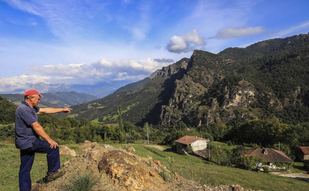 Marcos señala desde los restos del argayo el lugar donde está la que era su casa.