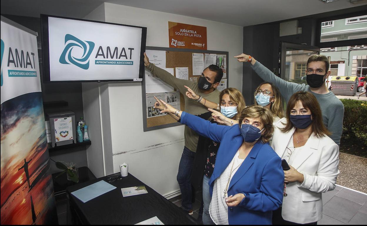 Integrantes de AMAT-Afrontando Adicciones muestran la nueva imagen corporativa del colectivo.