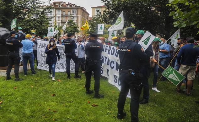 Los ganaderos cántabros se han manifestado en los Jardines de Pereda, cerca del Centro Botín, lugar donde se encontraba el presidente Sánchez.