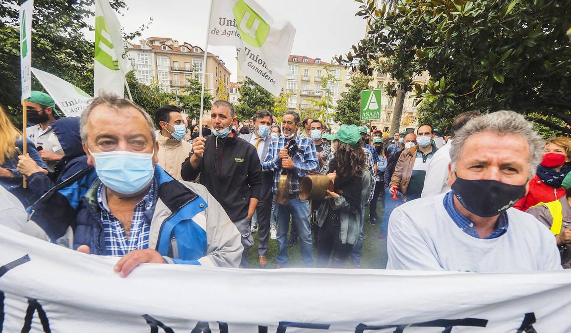 Los ganaderos cántabros se han manifestado en los Jardines de Pereda, cerca del Centro Botín, lugar que vistaba Pedro Sánchez.