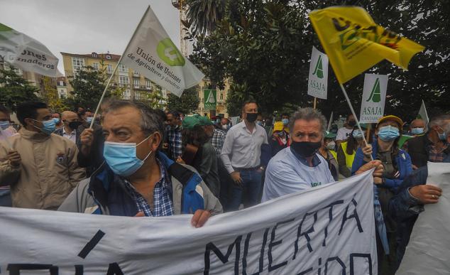 El consejero de Ganadería se acercó junto a Revilla a saludar a los manifestantes, y luego se quedó entre ellos como se aprecia en el centro de la imagen.