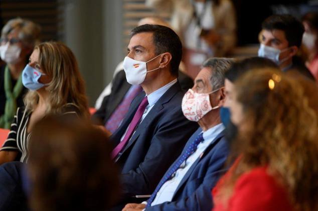 Pedro Sánchez y Miguel ángel Revilla durante la jornada 'Diálogos sobre el Futuro' sobre empleo en el Centro Botín. 