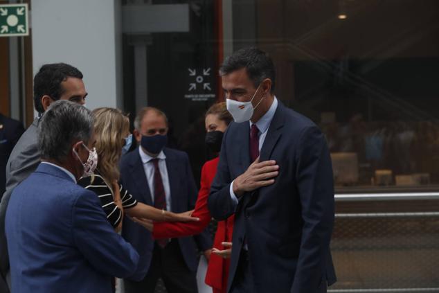 Pedro Sánchez y Miguel Ángel Revilla se saludan antes de entrar al foro en el Centro Botín.