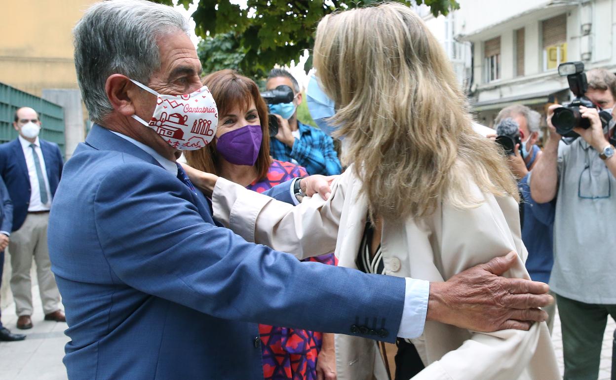 Díaz, a su llegada esta mañana a la sede del Gobierno de Cantabria.