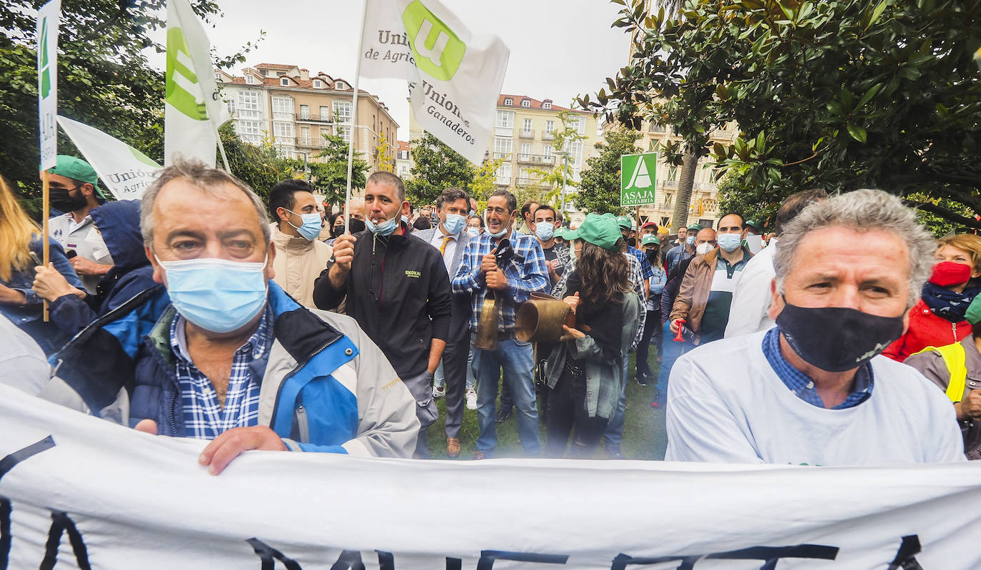 Un total de 200 personas, entre sindicatos del sector y particulares, se ha concentrado en los Jardines de Pereda.