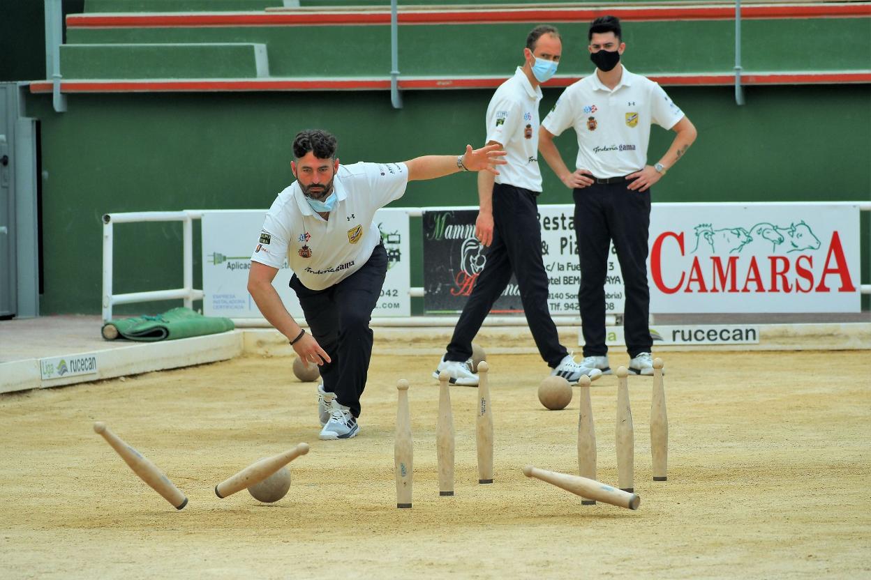Isaac Navarro birla para Los Remedios con Fede y Vallines al fondo. sane