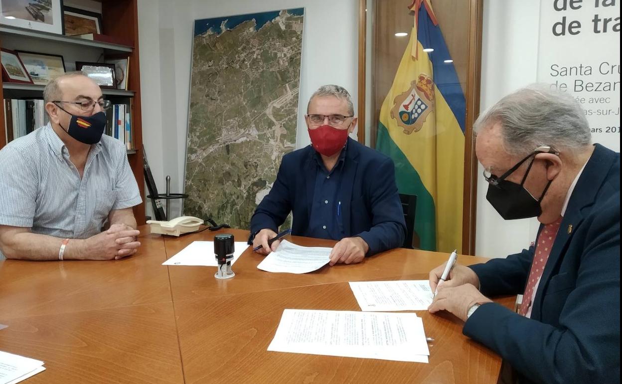 El alcalde, Alberto García Onandía, el presidente de la UNATE, Modesto Chato, y el concejal de Educación, Manuel Pérez, participaron en la firma del convenio. 