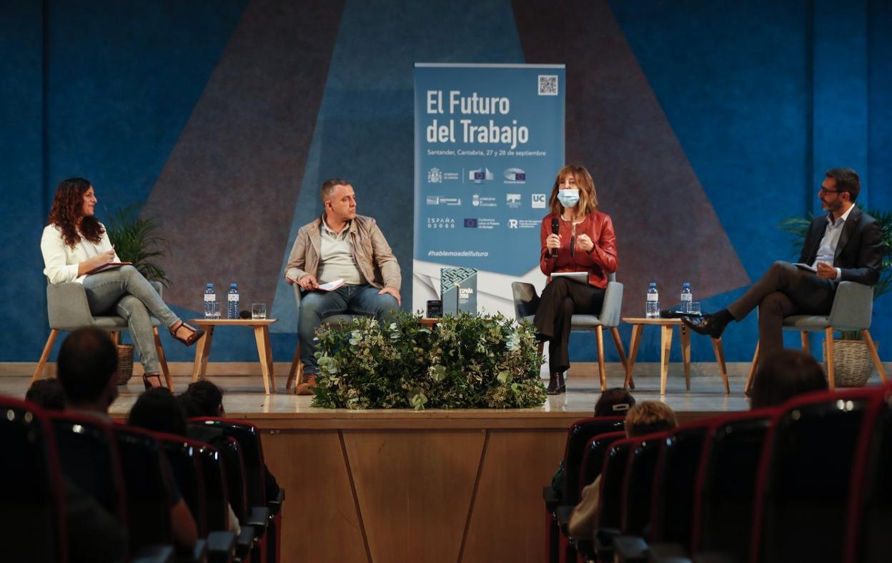 Pilar González, Mariano Carmona, Carmen Pagés Serra y Albert Cañigueral, este martes, en el salón de actos de la Fundación Botín. 