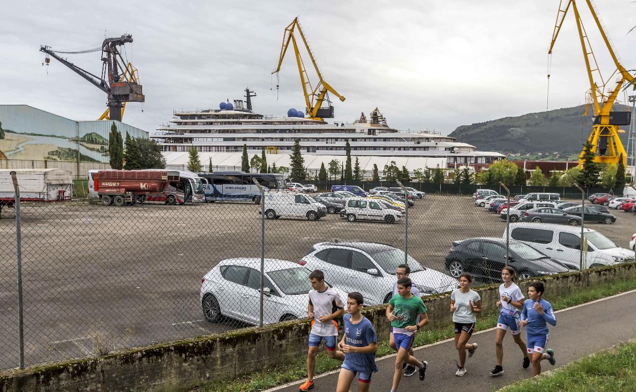 Suben a 48 los trabajadores positivos en el brote del crucero Evrima de Astillero