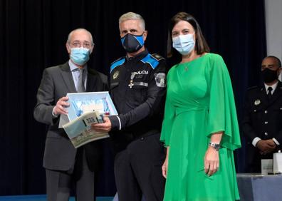 Imagen secundaria 1 - Reconocimientos y cruces al mérito, en la fiesta del patrón de la Policía Local