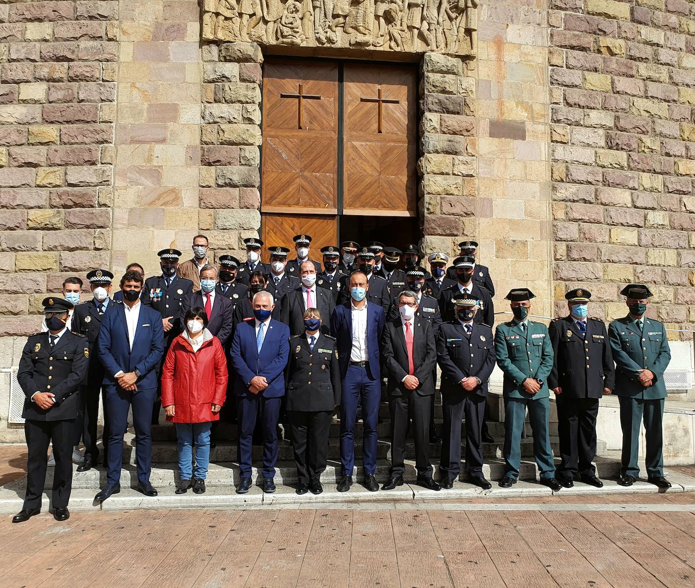 Autoridades y policías, en el acto de celebración de San Miguel Arcangel.