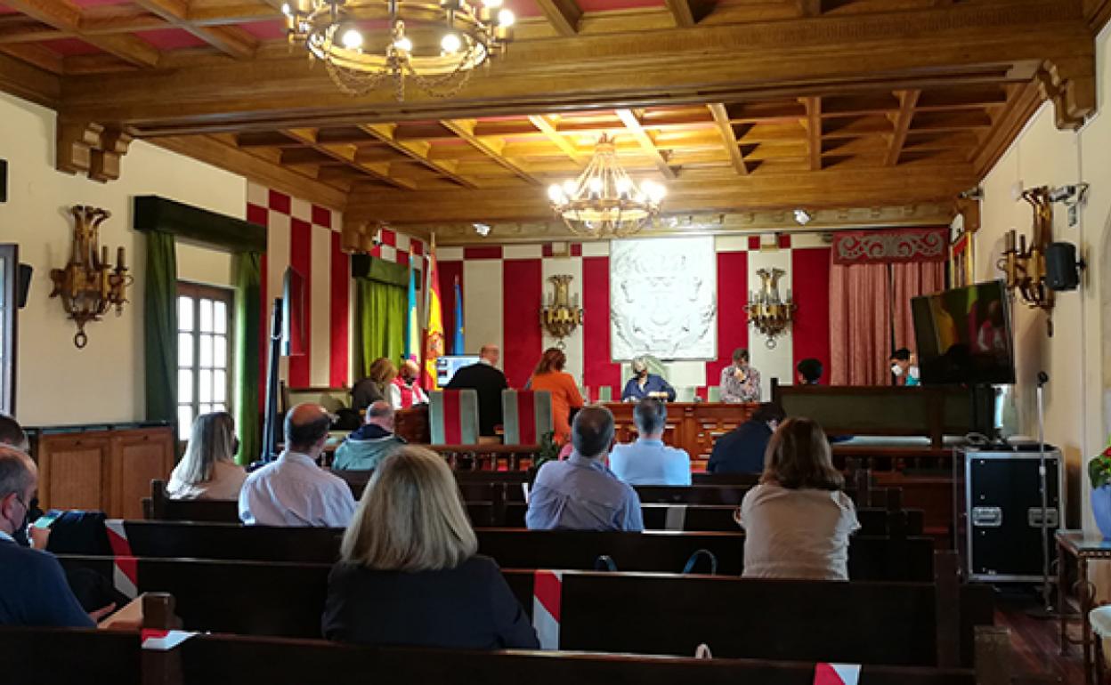 Imagen de archivo de un pleno en el Ayuntamiento de Camargo.