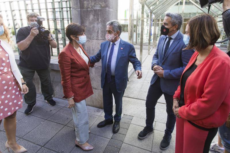 Fotos: Recibimiento de Revilla a la ministra de Política Territorial