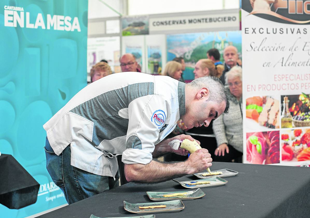 Nacho Pérez Malagón, del restaurante El Pericote de Tanos, en la primera edición, ultimando su pincho. 