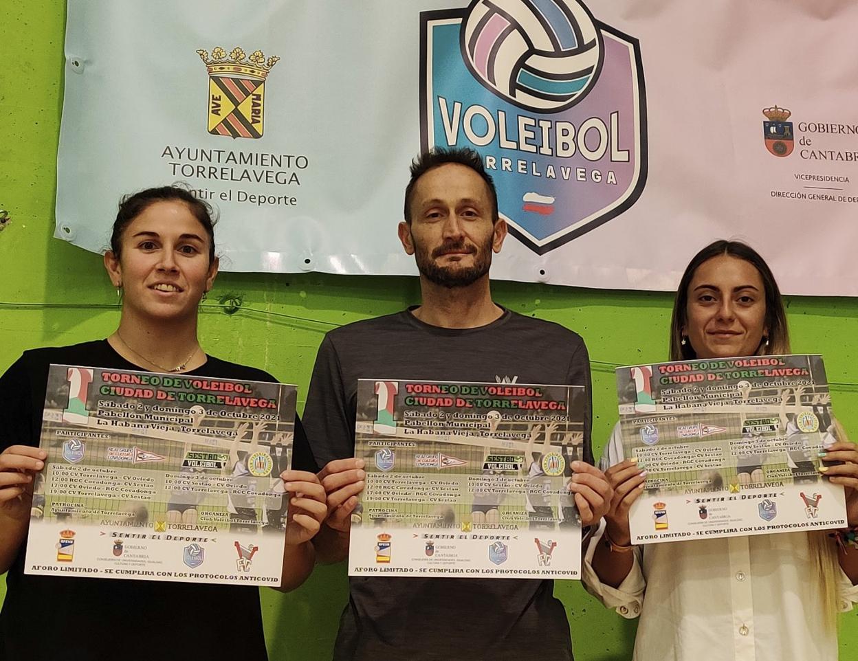 Cristina Hermosa, capitana del equipo; Jose Ignacio Marcos, entrenador y presidente, y Alexia Ortiz, jugadora. 