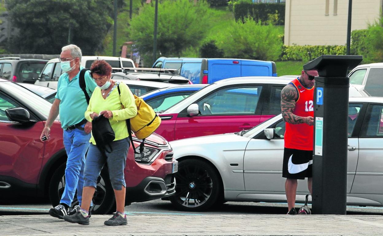 Un turista expide su tique el último día de temporada de OLA, el pasado 15 de septiembre. 