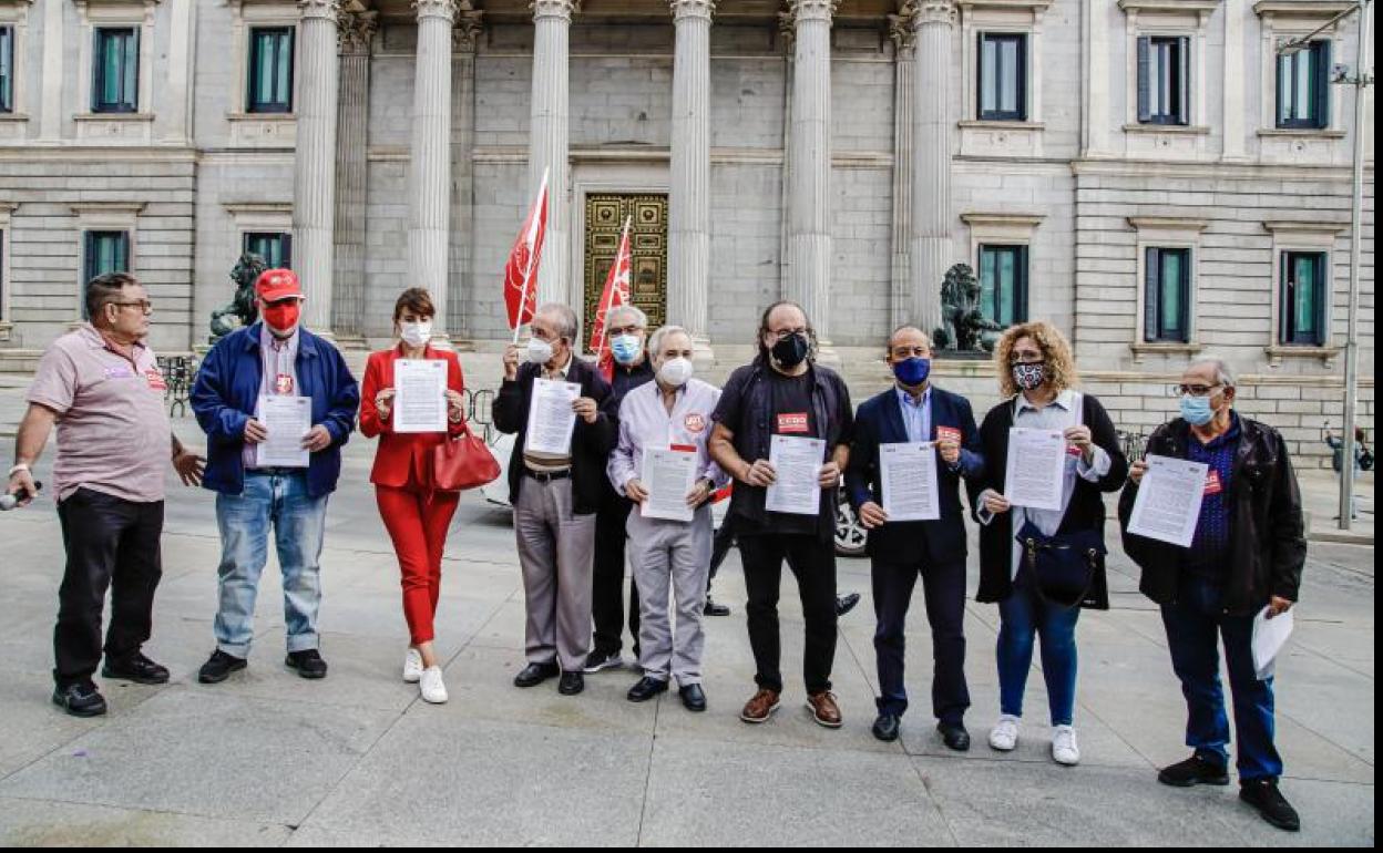 Miembros de UGT y CC OO, hoy frente al Congreso.