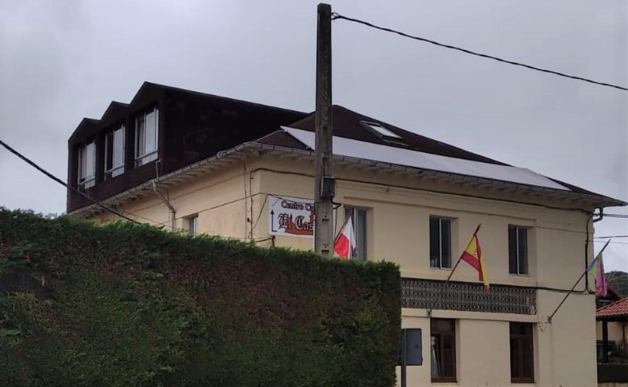 Una imagen del centro cultural El Castillo, ubicado en la pedanía de Camargo, donde se ha instalado la planta solar.