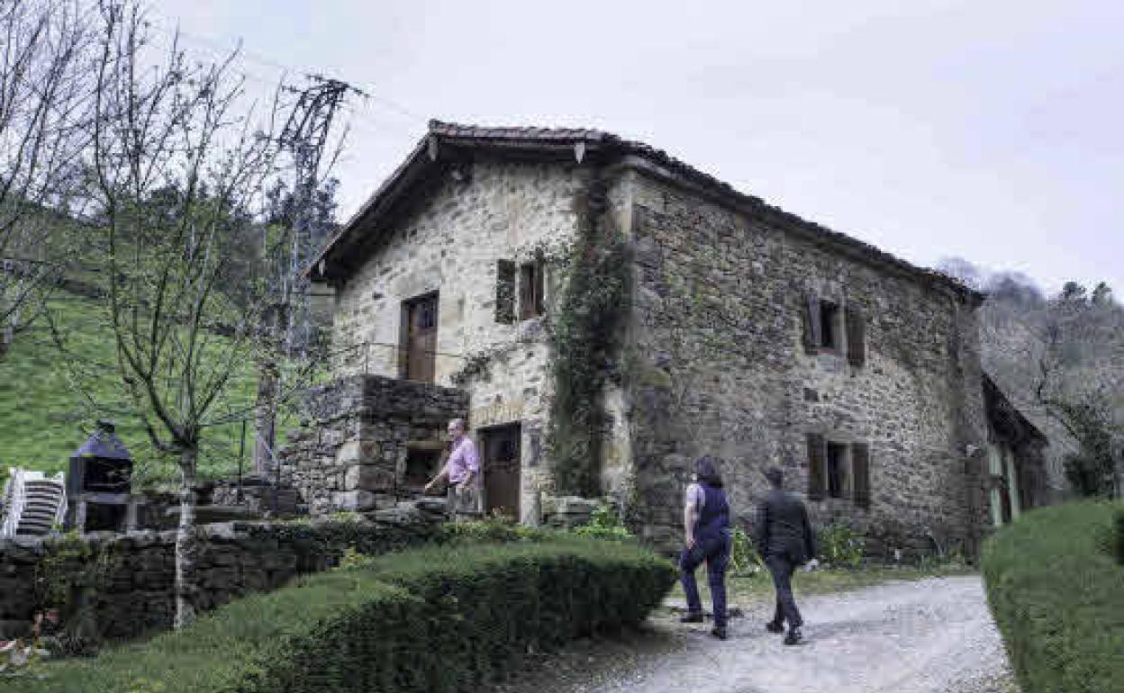 Cabaña pasiega rehabilitada en el barrio de La Lastra para turismo rural