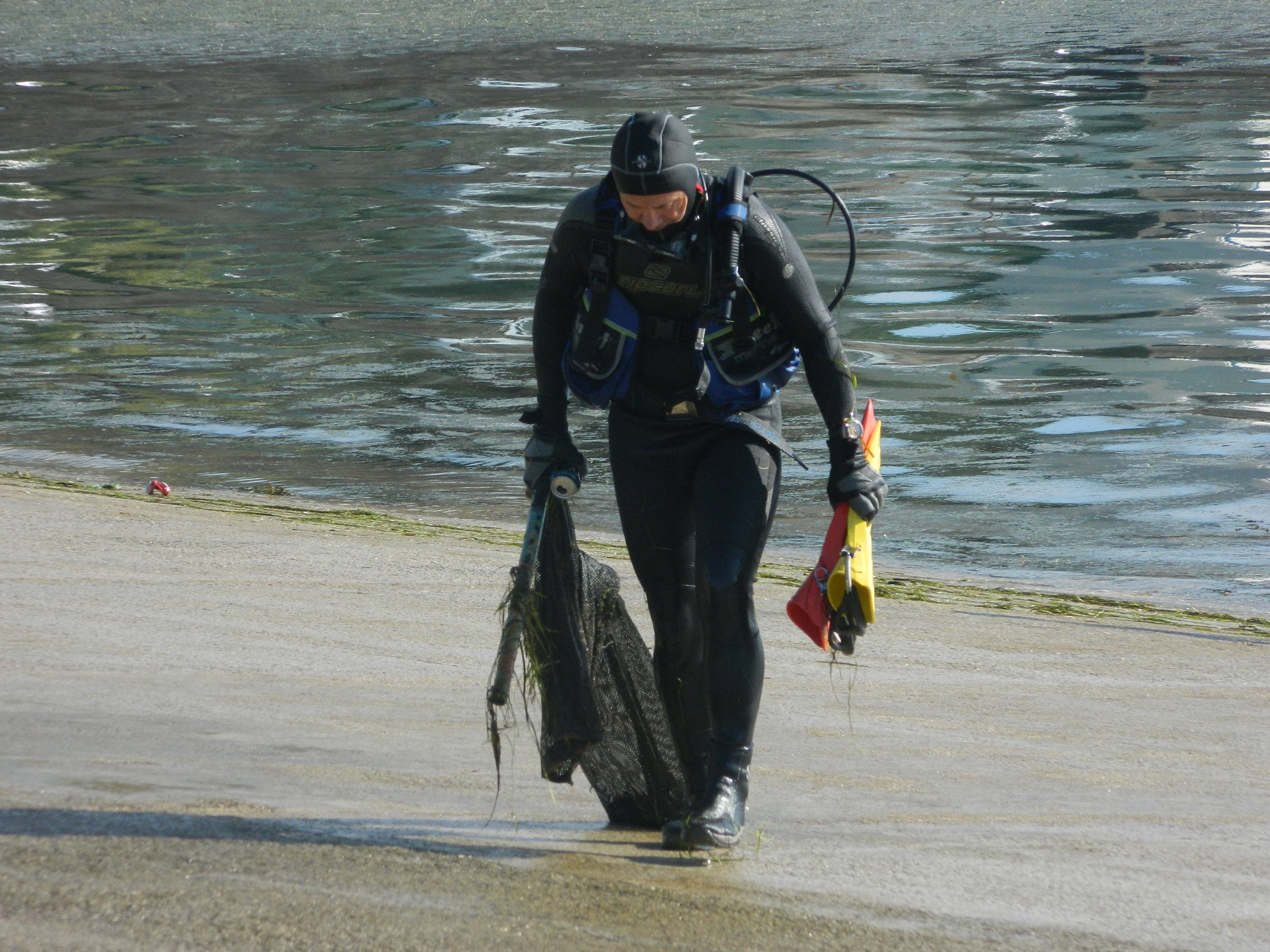 Fotos: Ruedas, escombros, botellas... los habitantes indeseables en el muelle de Santander