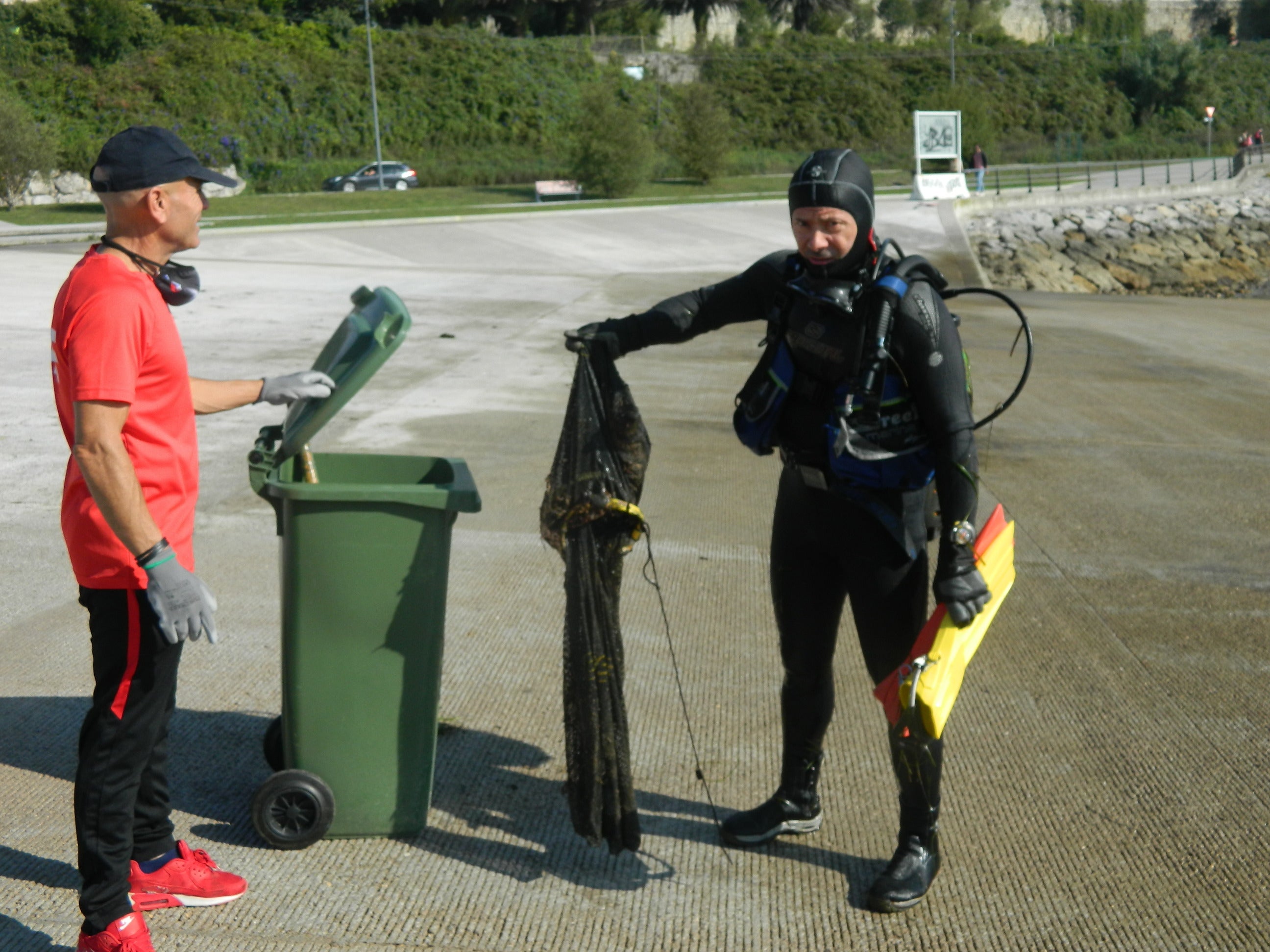 Fotos: Ruedas, escombros, botellas... los habitantes indeseables en el muelle de Santander