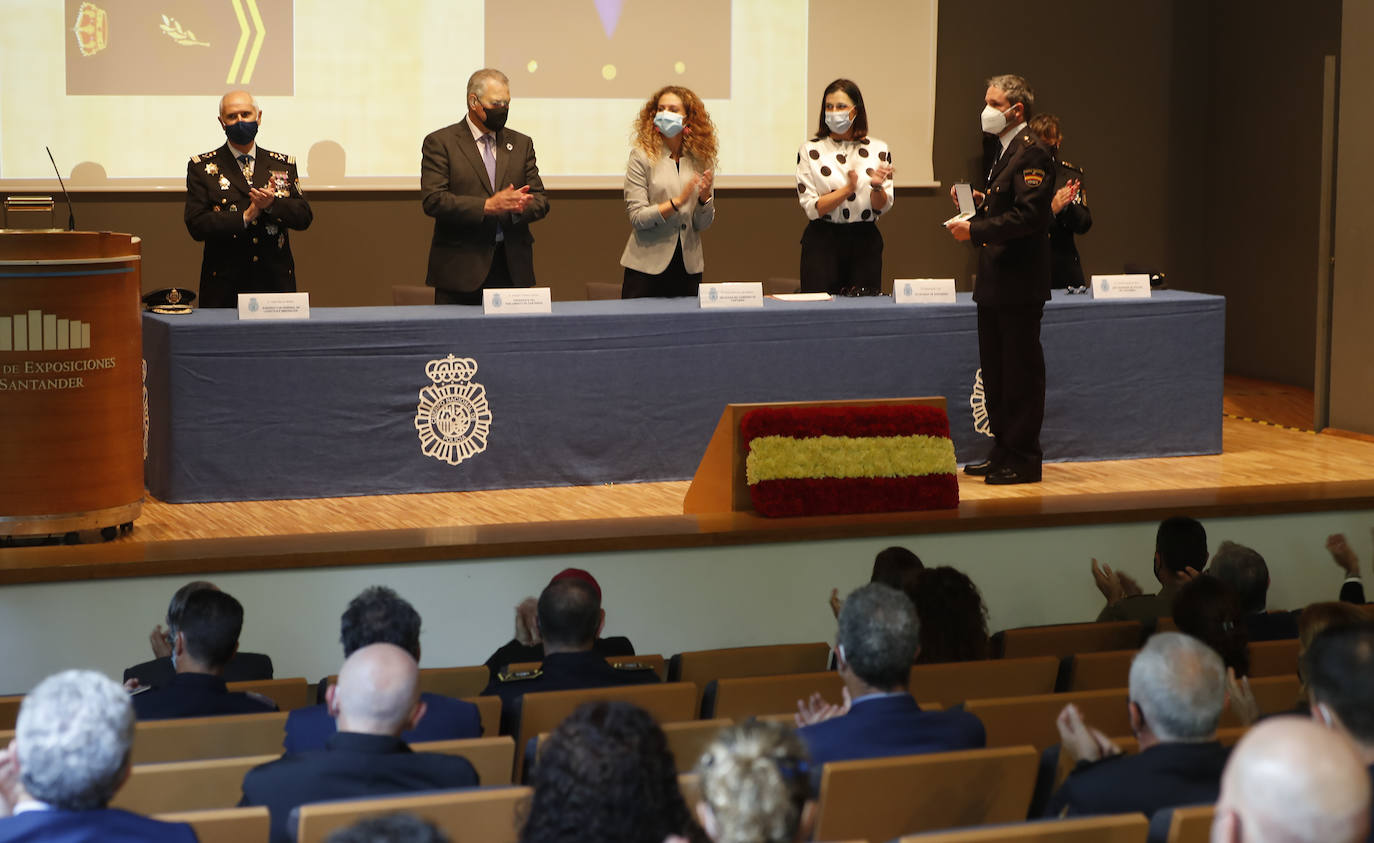 Fotos: La Policía Nacional entrega 29 Cruces al Mérito Policial a agentes y representantes de la sociedad civil