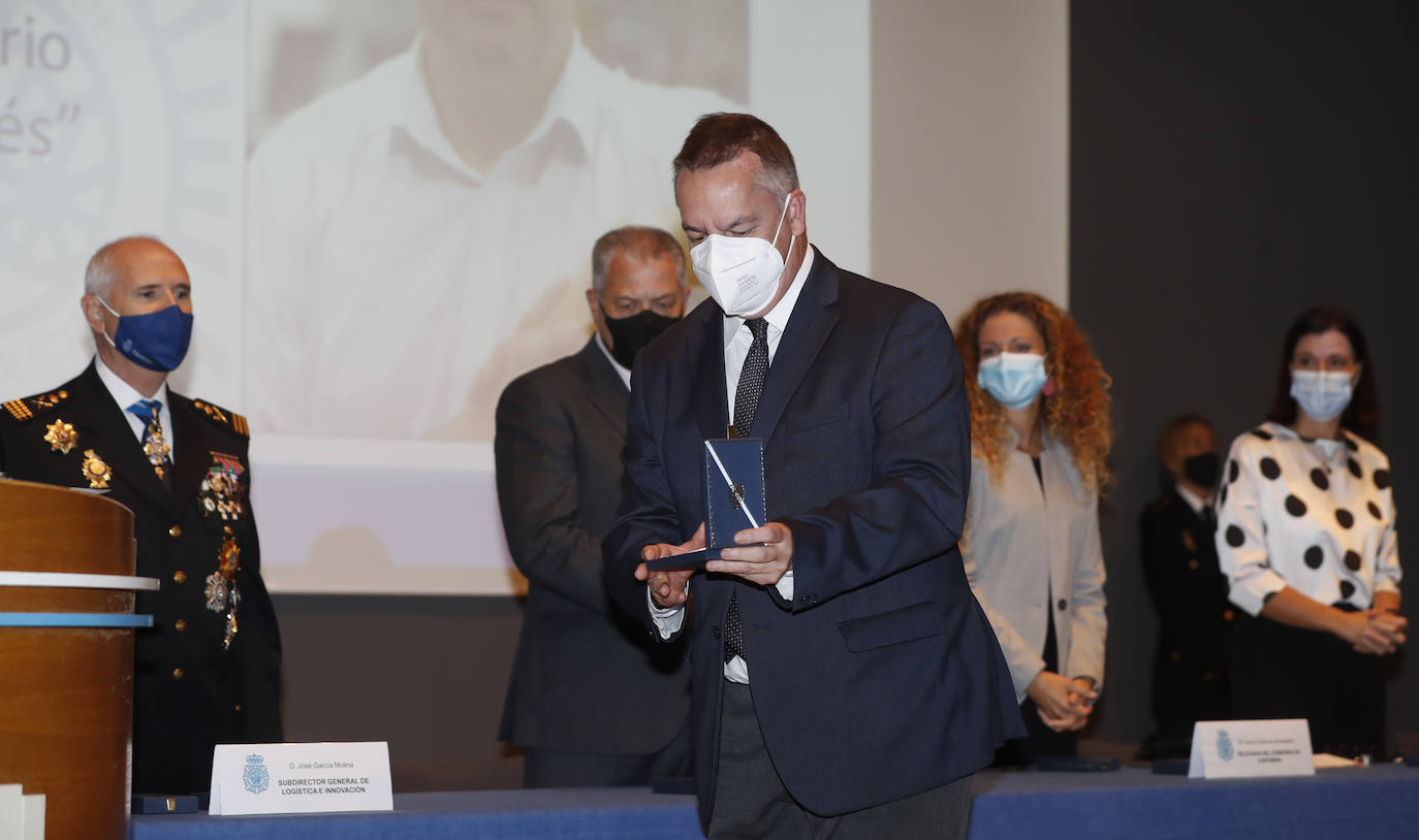 Fotos: La Policía Nacional entrega 29 Cruces al Mérito Policial a agentes y representantes de la sociedad civil