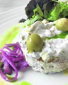 Imagen secundaria 2 - Verduras salteadas y ensaladilla rusa.