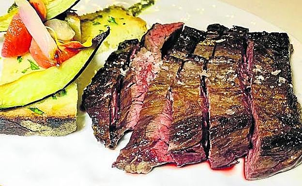 Entraña fileteada con guarnición de verduras. 