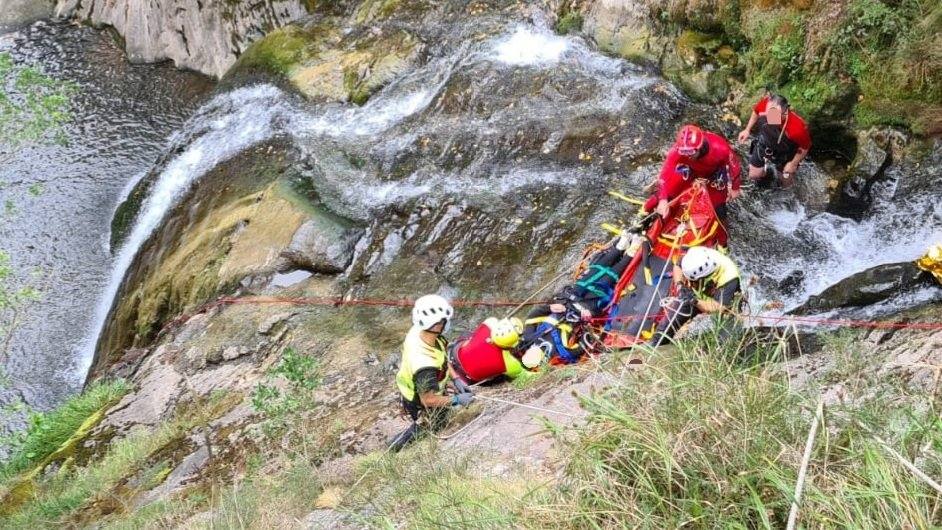 Fotos: Las imágenes del complicado rescate del menor accidentado en Peñarrubia