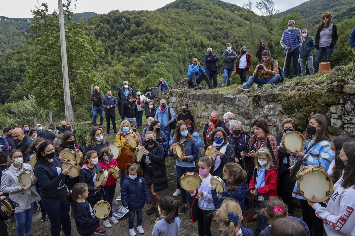 Grupos folclóricos de varias generaciones cantaron y tocaron la pandereta con motivo del acto dehomenaje. 