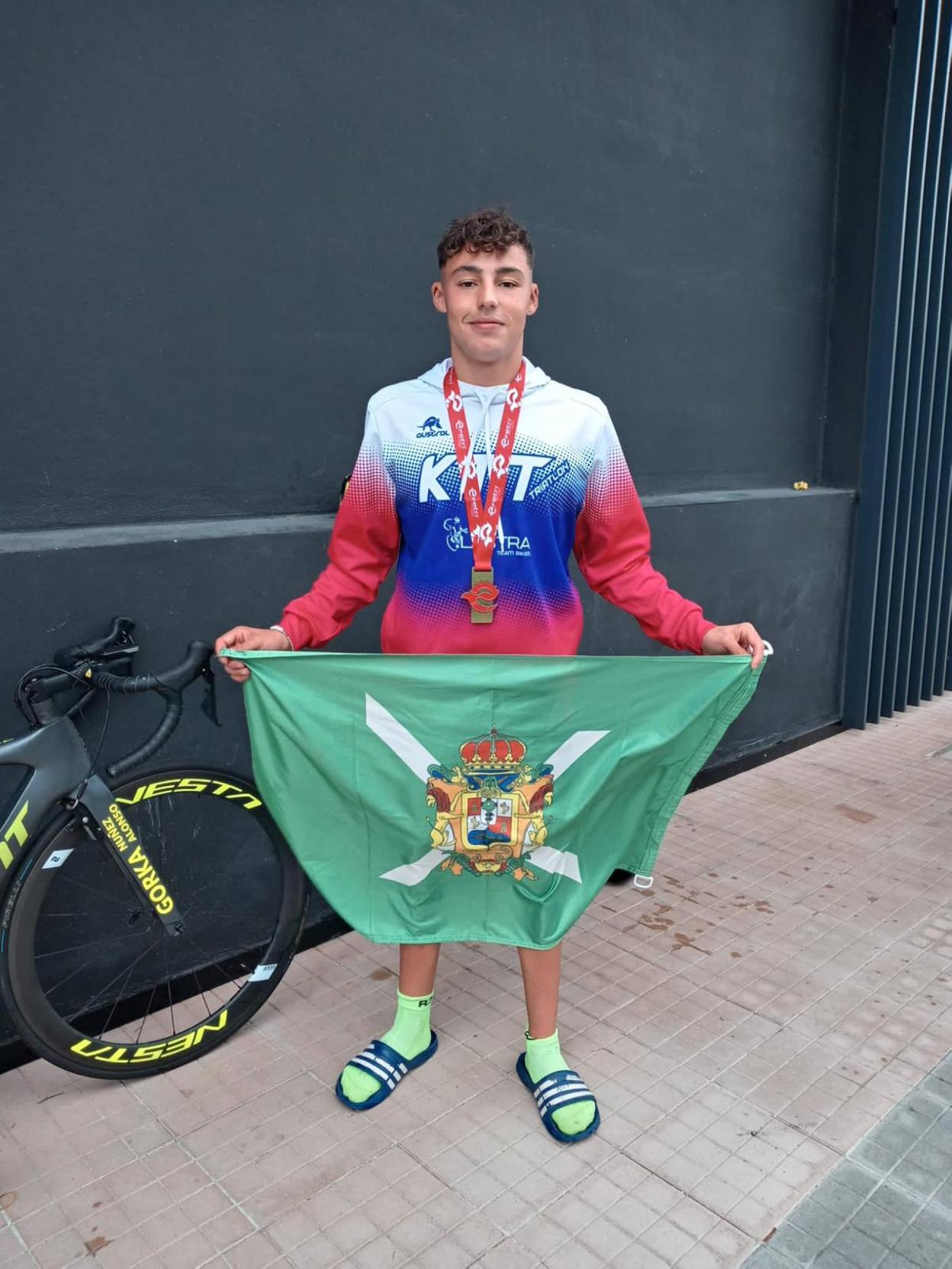 El triatleta juvenil Gorka Nuñez posa con su medalla de oro. 