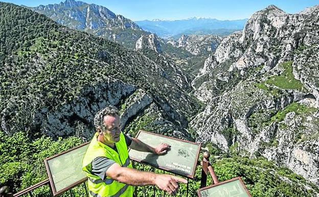 El bosque mitológico de Hozarco y el mirador de Santa Catalina en Peñarrubia también están en la senda. 