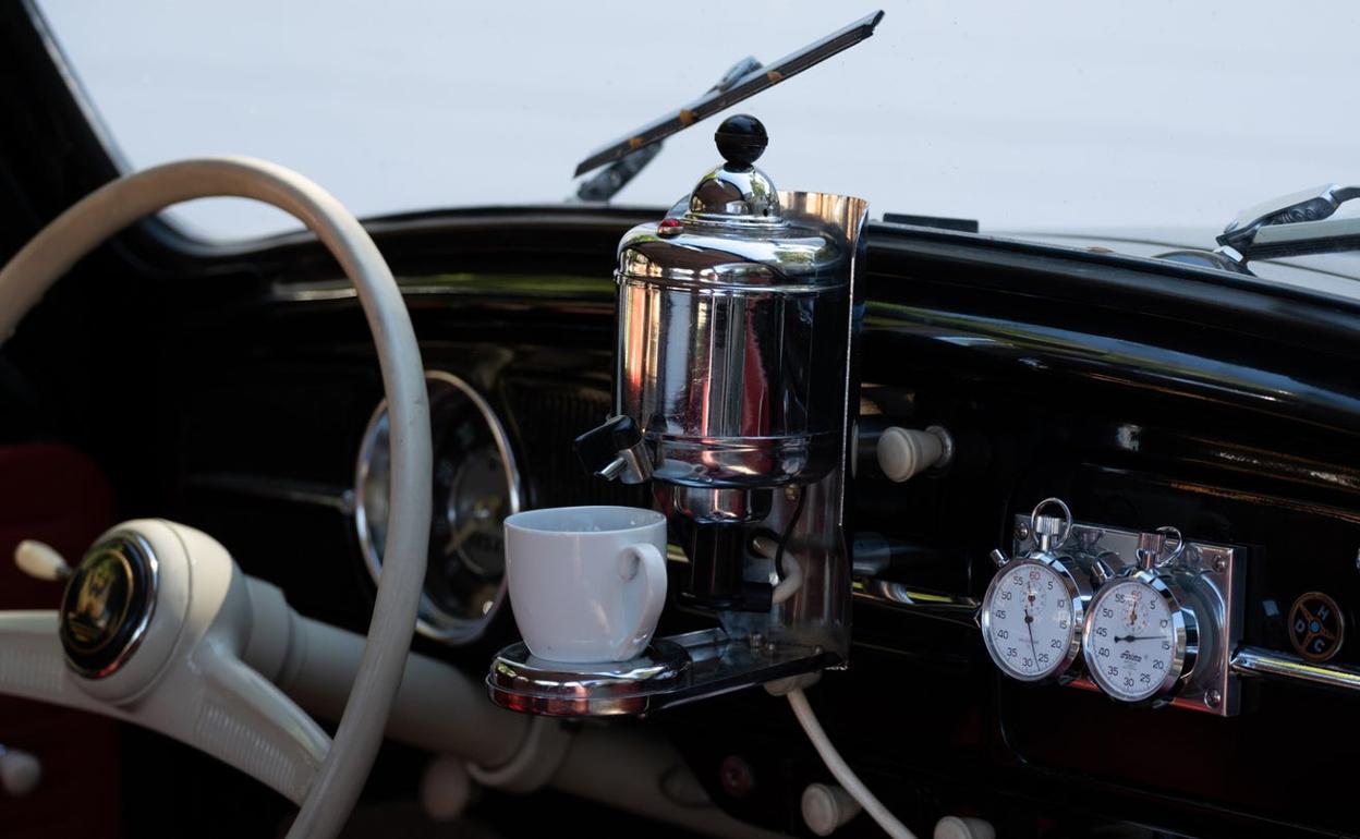 Interior del coche con la máquina de café.