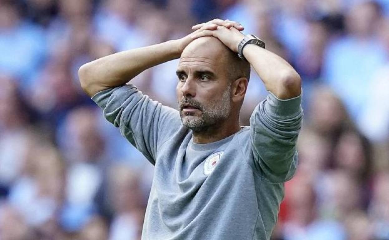 Pep Guardiola se echa las manos a la cabeza durante un partido del Manchester City.