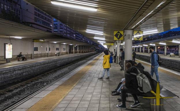 08.05 H. El tren parte de las estaciones de Santander con siete minutos de retraso. Va lleno en su mayoría de jóvenes estudiantes de Educación Secundaria. 