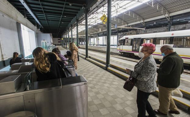 11.30 H. El ferrocarril llega a su destino con algo de retraso. En esta última parada se apean unos pocos pasajeros que cogieron el tren en la periferia a la capital vasca. 