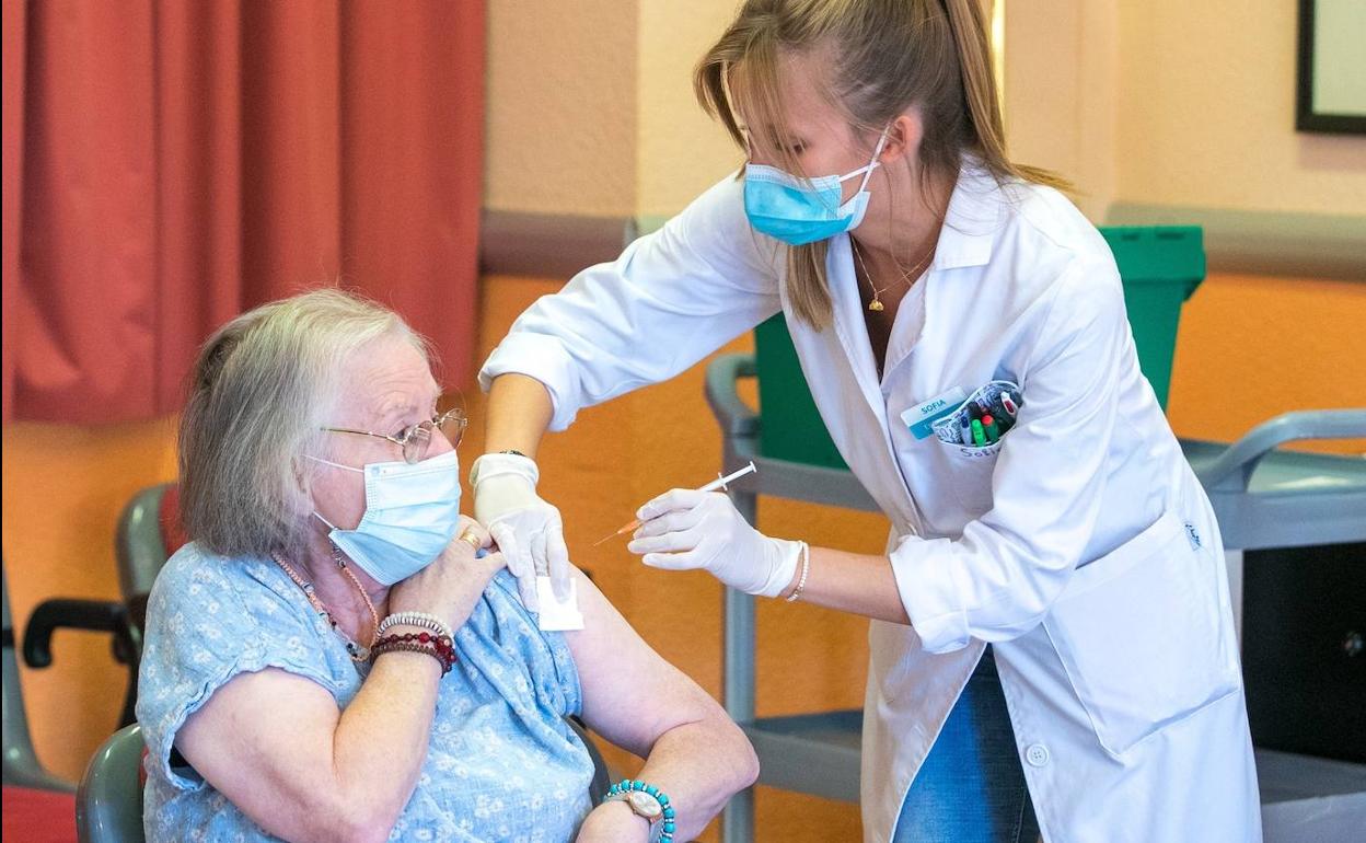 Una mujer es vacunada contra la covid-19.